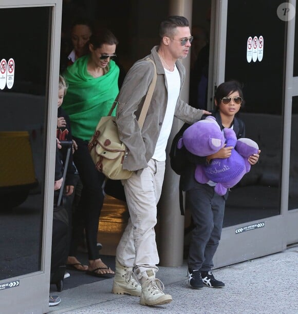 Knox, Angie & Brad, et Pax - Brad Pitt et Angelina Jolie arrivent à l'aéroport de Los Angeles en provenance d'Australie avec leurs enfants, le 5 février 2014.