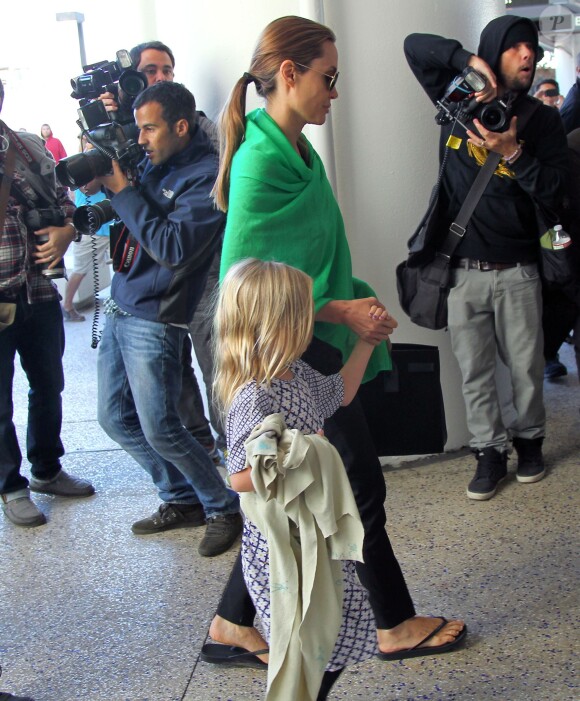 Angie et Vivienne - Brad Pitt et Angelina Jolie arrivent à l'aéroport de Los Angeles en provenance d'Australie avec leurs enfants, le 5 février 2014.