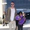Brad et Pax - Brad Pitt et Angelina Jolie arrivent à l'aéroport de Los Angeles en provenance d'Australie avec leurs enfants, le 5 février 2014.