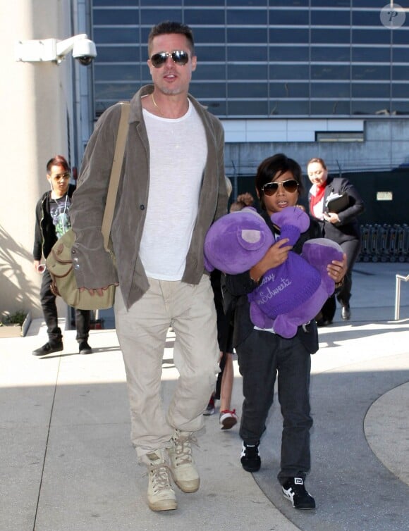 Brad et Pax - Brad Pitt et Angelina Jolie arrivent à l'aéroport de Los Angeles en provenance d'Australie avec leurs enfants, le 5 février 2014.