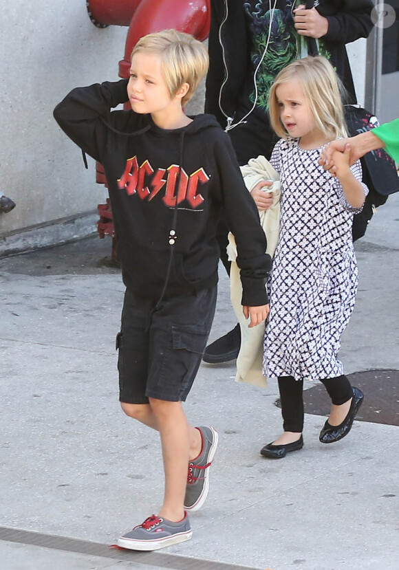 Shiloh et Vivienne - Brad Pitt et Angelina Jolie arrivent à l'aéroport de Los Angeles en provenance d'Australie avec leurs enfants, le 5 février 2014.