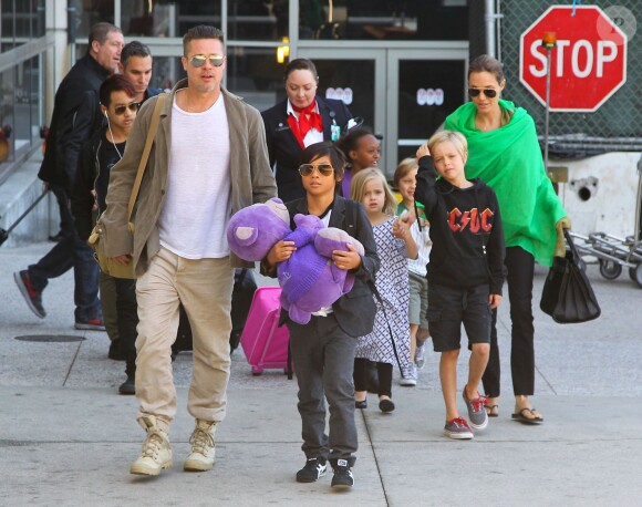 Brad Pitt et Angelina Jolie arrivent à l'aéroport de Los Angeles en provenance d'Australie avec leurs enfants, le 5 février 2014. Pax marche a cote de son père avec son nounours violet, suivi de sa soeur Shiloh Nouvel. Angelina Jolie tient la main de sa fille Vivienne Marcheline, et Zahara tient la main de son frère Knox Léon juste derrière elles. Maddox suit la troupe avec ses écouteurs. Toute la famille revient d'Australie où Angelina Jolie a fini de tourner "Unbroken".  PLEASE HIDE CHILDREN'S FACE PRIOR TO THE PUBLICATION Brad Pitt and Angelina Jolie arrive on a flight with all of their kids at LAX Airport on February 5, 2014 in Los Angeles, California. The family is returning from Australia, where they had just thrown a huge wrap party for Jolie's film "Unbroken" at Shipwrecked Seafood Bar and Grill !05/02/2014 - Los Angeles