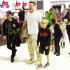 Brad Pitt, Angelina Jolie et leurs six enfants, Maddox, Pax, Shiloh, Zahara, Vivienne et Knox prennent l'avion à l'aéroport de Sydney, le 5 février 2014.