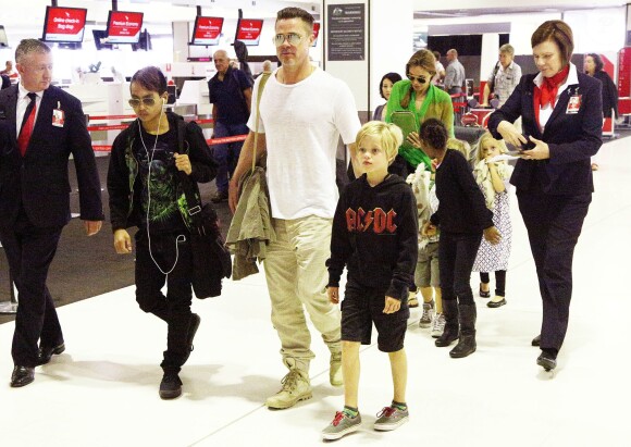 Brad Pitt, Angelina Jolie et leurs six enfants, Maddox, Pax, Shiloh, Zahara, Vivienne et Knox prennent l'avion à l'aéroport de Sydney, le 5 février 2014.