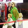Angie, Knox et Vivienne - Brad Pitt, Angelina Jolie et leurs six enfants, Maddox, Pax, Shiloh, Zahara, Vivienne et Knox prennent l'avion à l'aéroport de Sydney, le 5 février 2014.