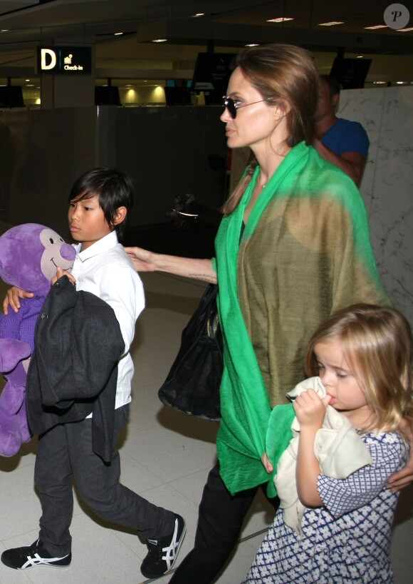 Angie, Maddox et Vivienne - Brad Pitt, Angelina Jolie et leurs six enfants, Maddox, Pax, Shiloh, Zahara, Vivienne et Knox prennent l'avion à l'aéroport de Sydney, le 5 février 2014.