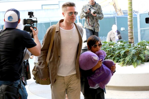Brad Pitt et Angelina Jolie arrivent avec leurs 6 enfants à Los Angeles, le 5 février 2014.