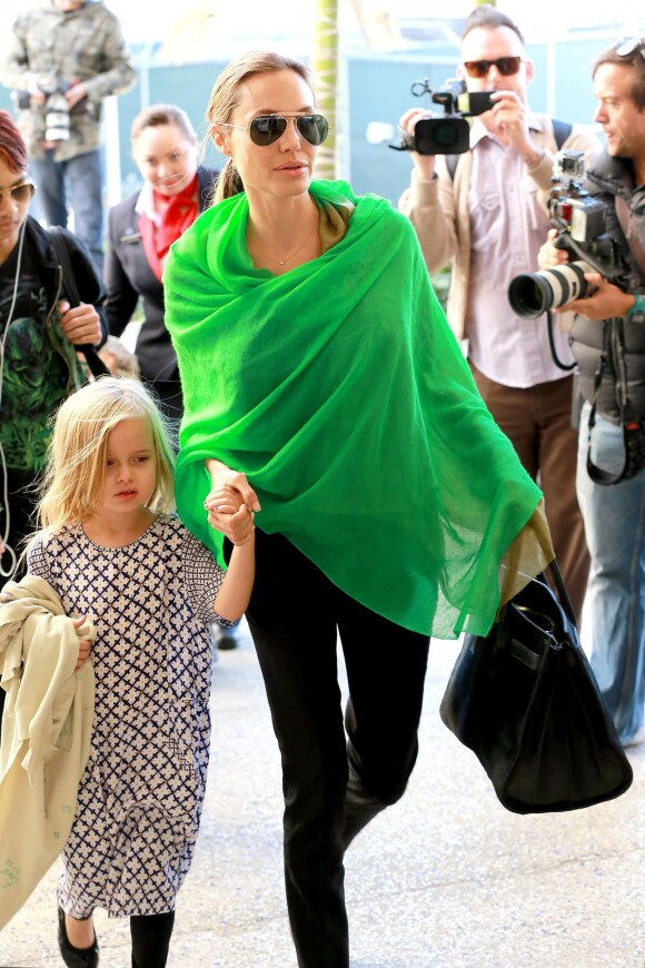 Angie et Vivienne - Brad Pitt et Angelina Jolie arrivent avec leurs 6 enfants à Los Angeles, le 5 février 2014.