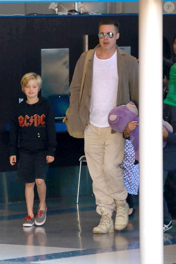 Shiloh et Brad - Brad Pitt et Angelina Jolie arrivent avec leurs 6 enfants à Los Angeles, le 5 février 2014.