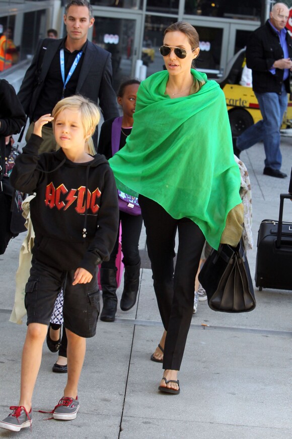 Knox, Angie et derrière, Zahara - Les Brangelina arrivent au LAX, Los Angeles, le 5 février 2014.