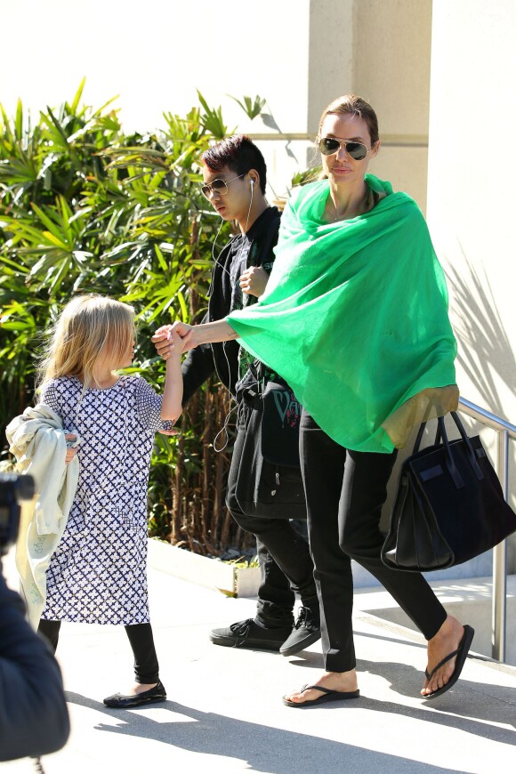 Vivienne, Maddox et Angie - Les Brangelina arrivent au LAX, Los Angeles, le 5 février 2014.