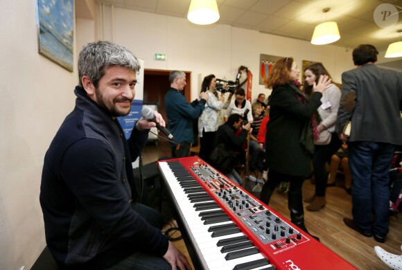 Grégoire chante à la Maison des Familles de l'hôpital Pellegrin à Bordeaux, un environnement financé grâce aux précédentes opérations Pièces Jaunes, le 5 février 2014.