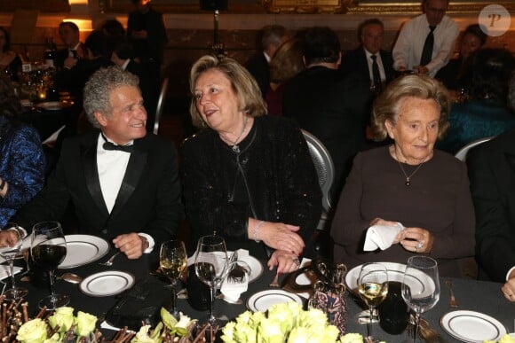 Bernadette Chirac avec Laurent Dassault et Maryvonne Pinault au dîner de gala au profit de la Fondation AVEC au Château de Versailles, le 3 février 2014.