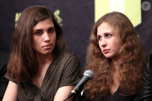 Nadejda Tolokonnikova et Maria Alekhina des Pussy Riot au concert organisé par Amnesty International sous l'égide de Madonna au Barclays Center de Brooklyn à New York, le 5 février 2014.