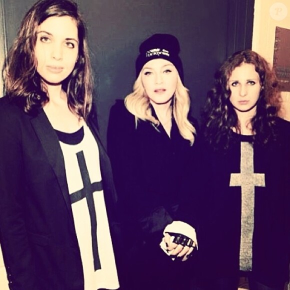 Madonna entourée de Maria Alekhina et Nadejda Tolokonnikova des Pussy Riot au concert organisé par Amnesty International au Barclays Center de Brooklyn à New York, le 5 février 2014.