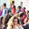 Valérie Trierweiler, l'ex-compagne de François Hollande, a visité le bidonville de Mandala à Bombay, aux côtés de l'association humanitaire "Action contre la faim", lors de son voyage en Inde. Le 28 janvier 2014.