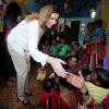 Valérie Trierweiler, l'ex-compagne de François Hollande, a visité le bidonville de Mandala à Bombay, aux côtés de l'association humanitaire "Action contre la faim", lors de son voyage en Inde. Le 28 janvier 2014.