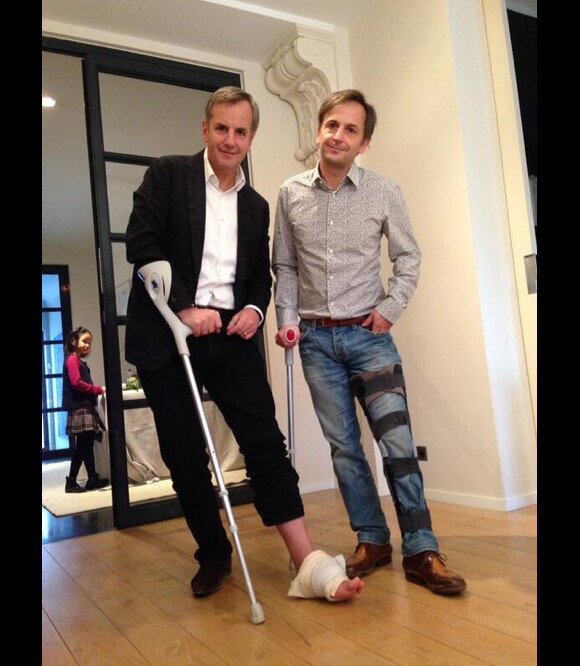 Bernard de la Villardière, le pied cassé, et son frère François posent ensemble le 20 janvier 2014.