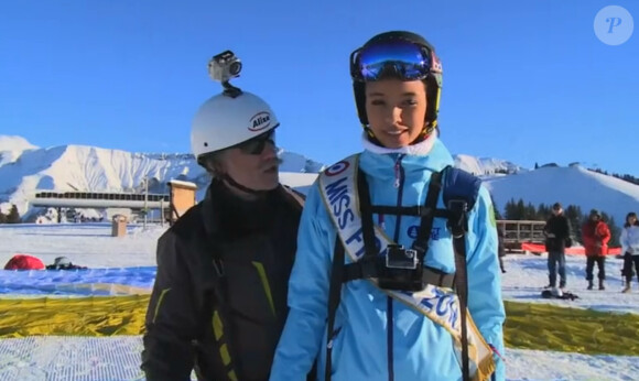 Flora Coquerel et Delphine Wespiser font du parapente à la montagne. Extrait de l'émission "Must Célébrité" du samedi 8 février.
