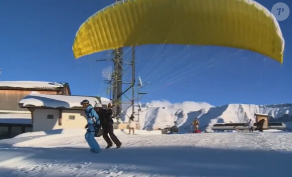 Flora Coquerel et Delphine Wespiser font du parapente à la montagne. Extrait de l'émission "Must Célébrité" du samedi 8 février.