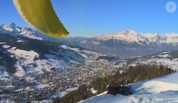 Flora Coquerel et Delphine Wespiser font du parapente à la montagne. Extrait de l'émission "Must Célébrité" du samedi 8 février.