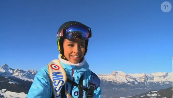 Flora Coquerel et Delphine Wespiser font du parapente à la montagne. Extrait de l'émission "Must Célébrité" du samedi 8 février.