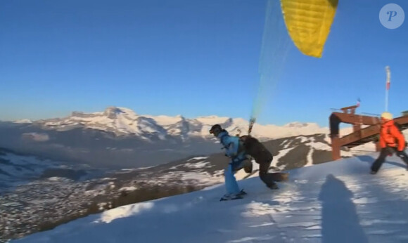 Flora Coquerel et Delphine Wespiser font du parapente à la montagne. Extrait de l'émission "Must Célébrité" du samedi 8 février.