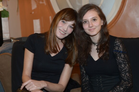 Exclusif - Carla Bruni avec l'adorable Nora dans les coulisses du concert de la chanteuse au Théâtre du Casino Enghien-les-Bains, le 31 janvier 2014.