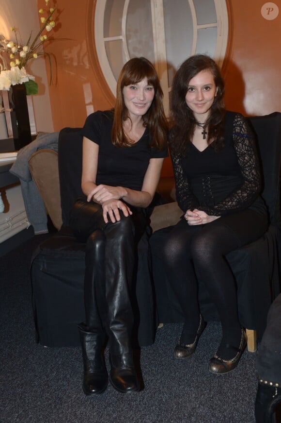 Exclusif - Carla Bruni avec Nora dans les coulisses du concert de la chanteuse au Théâtre du Casino Enghien-les-Bains, le 31 janvier 2014.