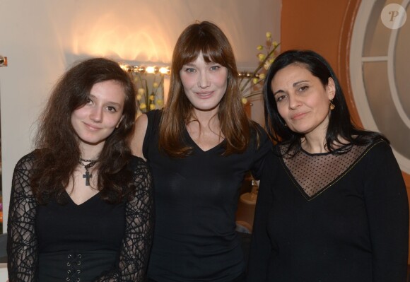 Exclusif - Carla Bruni avec l'adorable Nora et Olivia Cattan, présidente de l'association SOS Autisme en France, dans les coulisses du concert de la chanteuse au Théâtre du Casino Enghien-les-Bains, le 31 janvier 2014.