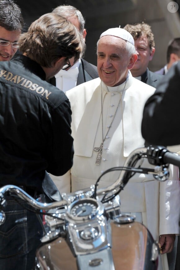 Le pape François reçoit une Harley Davidson au Vatican en juin 2013. 