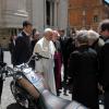 Le pape François reçoit une Harley Davidson au Vatican en juin 2013.
