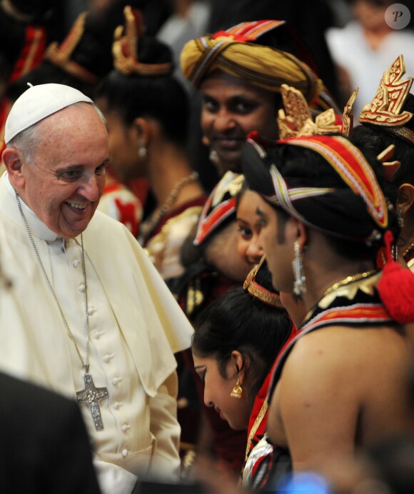 Le pape François avec un groupe d'immigrés du Sri Lanka au Vatican le 8 février 2014.
