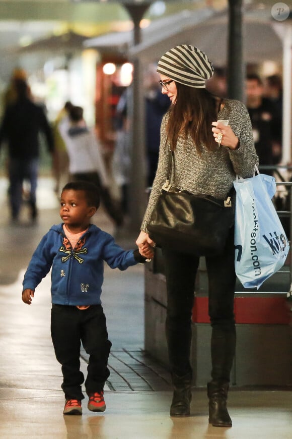 L'actrice Sandra Bullock et son fils Louis vont voir le film The Lego Movie au centre commercial Westfield Century à Los Angeles, le 9 février 2014.