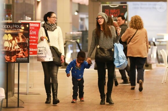 Sandra Bullock et son fils Louis vont voir le film The Lego Movie à Los Angeles, le 9 février 2014.