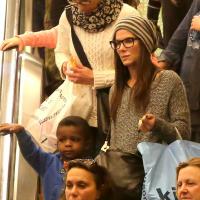 Sandra Bullock : Look geek avec Louis pour une sortie ciné