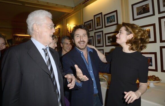 Lionel Jospin, Edouard Baer et Emmanuelle Devos à la générale de la pièce "La porte à côté" au Théâtre Édouard VII à Paris, le 10 fevrier 2014.