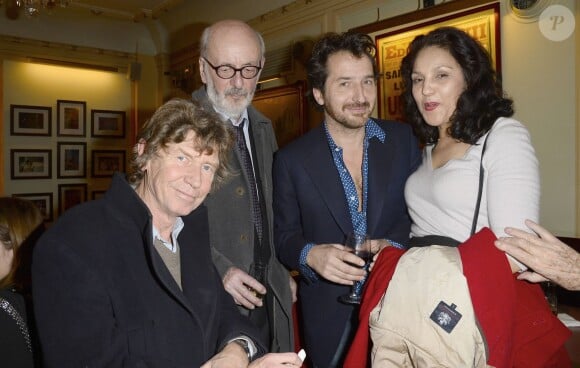 Étienne Chatiliez, Edouard Baer entre Bertrand Blier et sa femme Farida Rahouadj à la générale de la pièce "La porte à côté" au Théâtre Édouard VII à Paris, le 10 fevrier 2014.