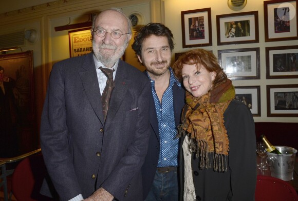 Edouard Baer entre Jean-Pierre Marielle et sa femme Agathe Natanson à la générale de la pièce "La porte à côté" au Théâtre Édouard VII à Paris, le 10 fevrier 2014.