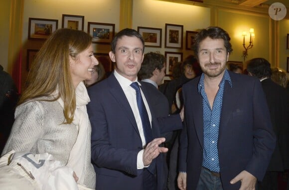Manuel Valls et sa femme Anne Gravoin, Edouard Baer à la générale de la pièce "La porte à côté" au Théâtre Édouard VII à Paris, le 10 fevrier 2014.
