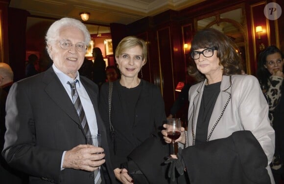 Melita Toscan du Plantier entre Lionel Jospin et sa femme Sylviane Agacinski à la générale de la pièce "La porte à côté" au Théâtre Édouard VII à Paris, le 10 fevrier 2014.
