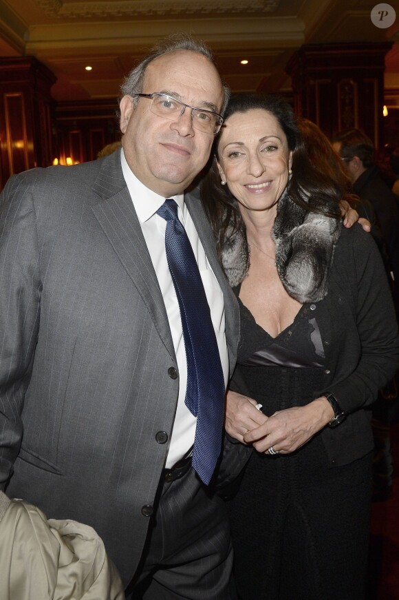 Le professeur David Khayat et sa femme Jocelyne à la générale de la pièce "La porte à côté" au Théâtre Édouard VII à Paris, le 10 fevrier 2014.