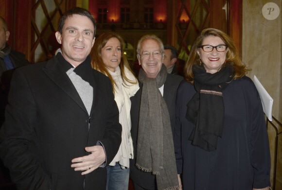 Manuel Valls et sa femme Anne Gravoin, Bernard Murat et sa femme Andrée Zana-Murat à la générale de la pièce "La porte à côté" au Théâtre Édouard VII à Paris, le 10 fevrier 2014.