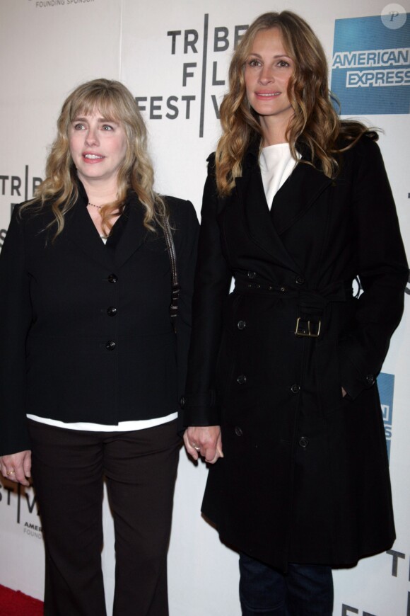 Julia Roberts et son autre soeur, Lisa Gillan, à New York le 23 avril 2011.