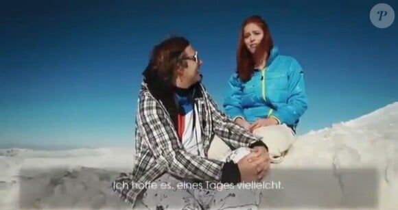 La jolie skieuse Jackie Chamoun avec Hubertus von Hohenlohe lors d'un shooting sexy
