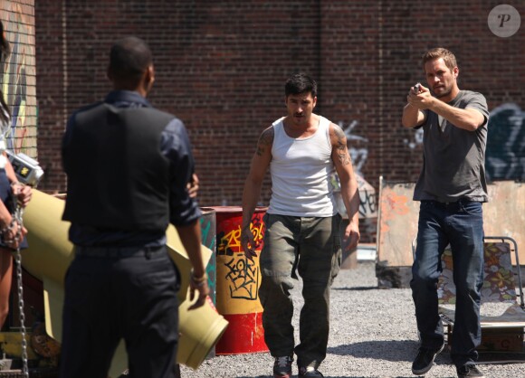 David Belle et Paul Walker dans Brick Mansions.