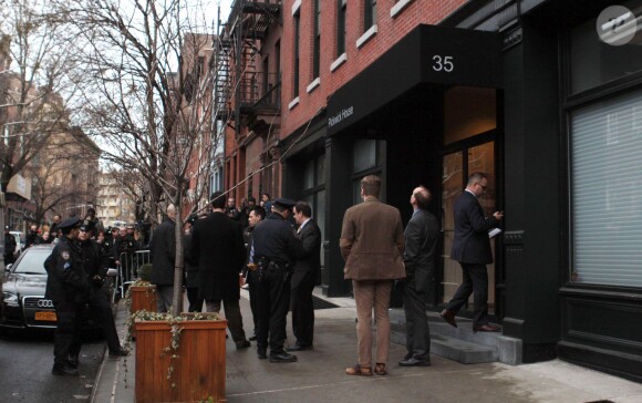 Des policiers devant l'appartement de Philip Seymour Hoffman, retrouvé mort le 2 février 2014 à New York.