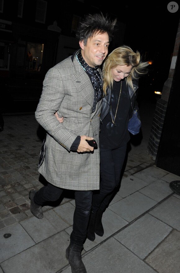Un couple in love ! Kate Moss et son mari Jamie Hince quittent une soirée à Londres le 12 février 2014.