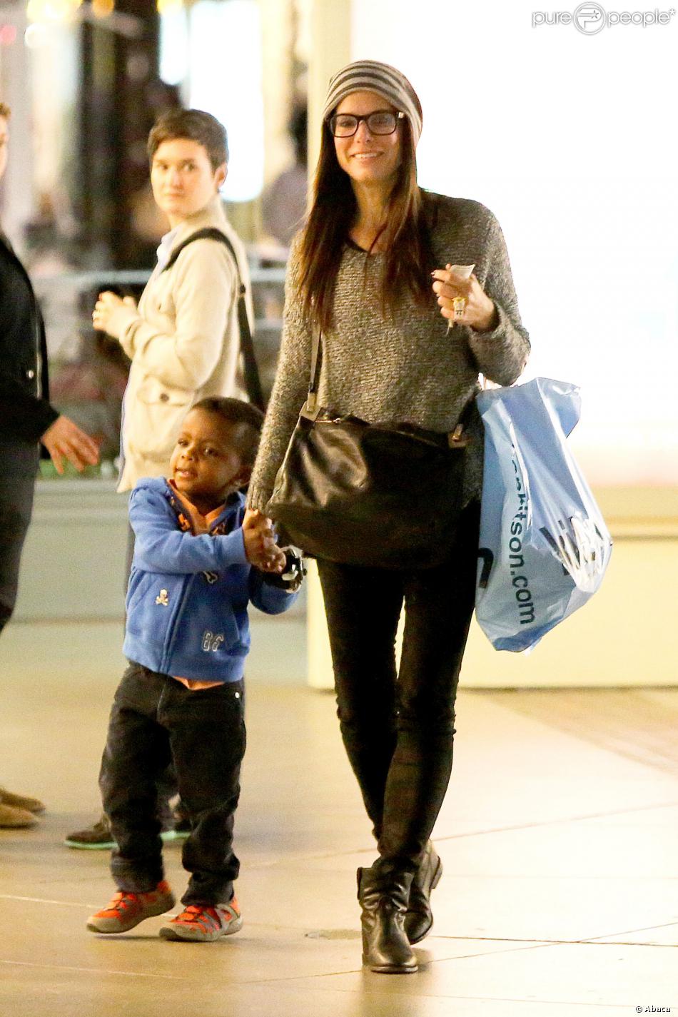 Sandra Bullock et son fils Louis vont voir le film The Lego Movie au centre commercial Westfield Century à Los Angeles, le 9 février 2014