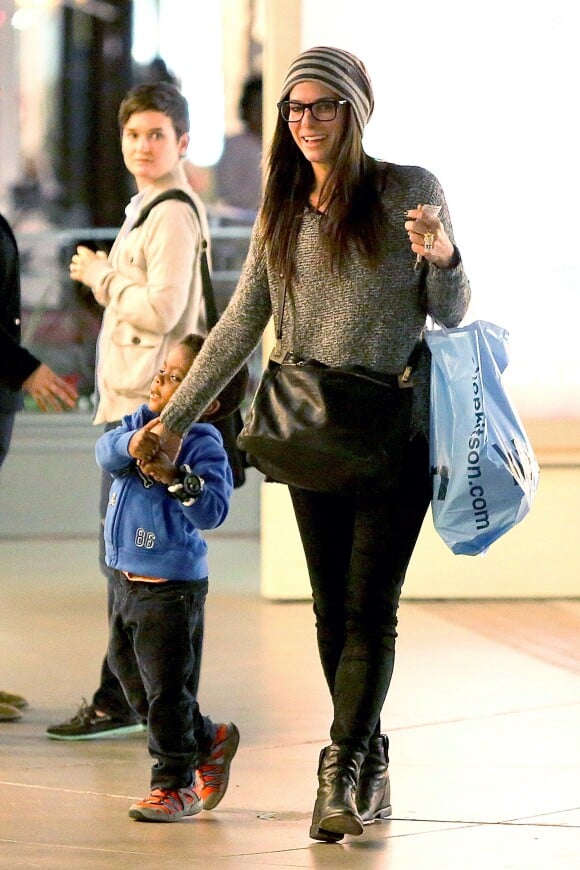 Sandra Bullock et son fils Louis vont voir le film The Lego Movie au centre commercial Westfield Century à Los Angeles, le 9 février 2014
